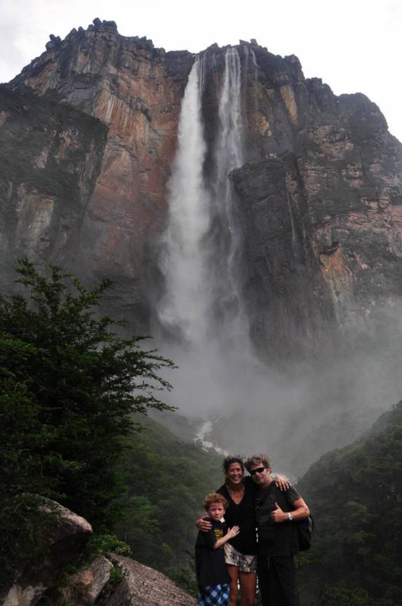 O jason, a Angela e o Bode, no mirante do Salto Angel, em Canaima, no sul da Venezueka